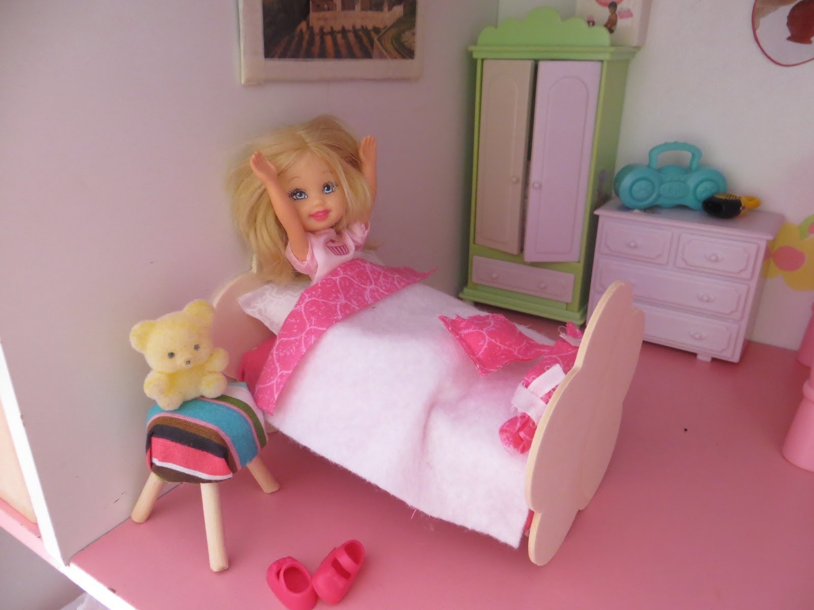 Cómo hacer una cama para muñecas. How to make a doll bed