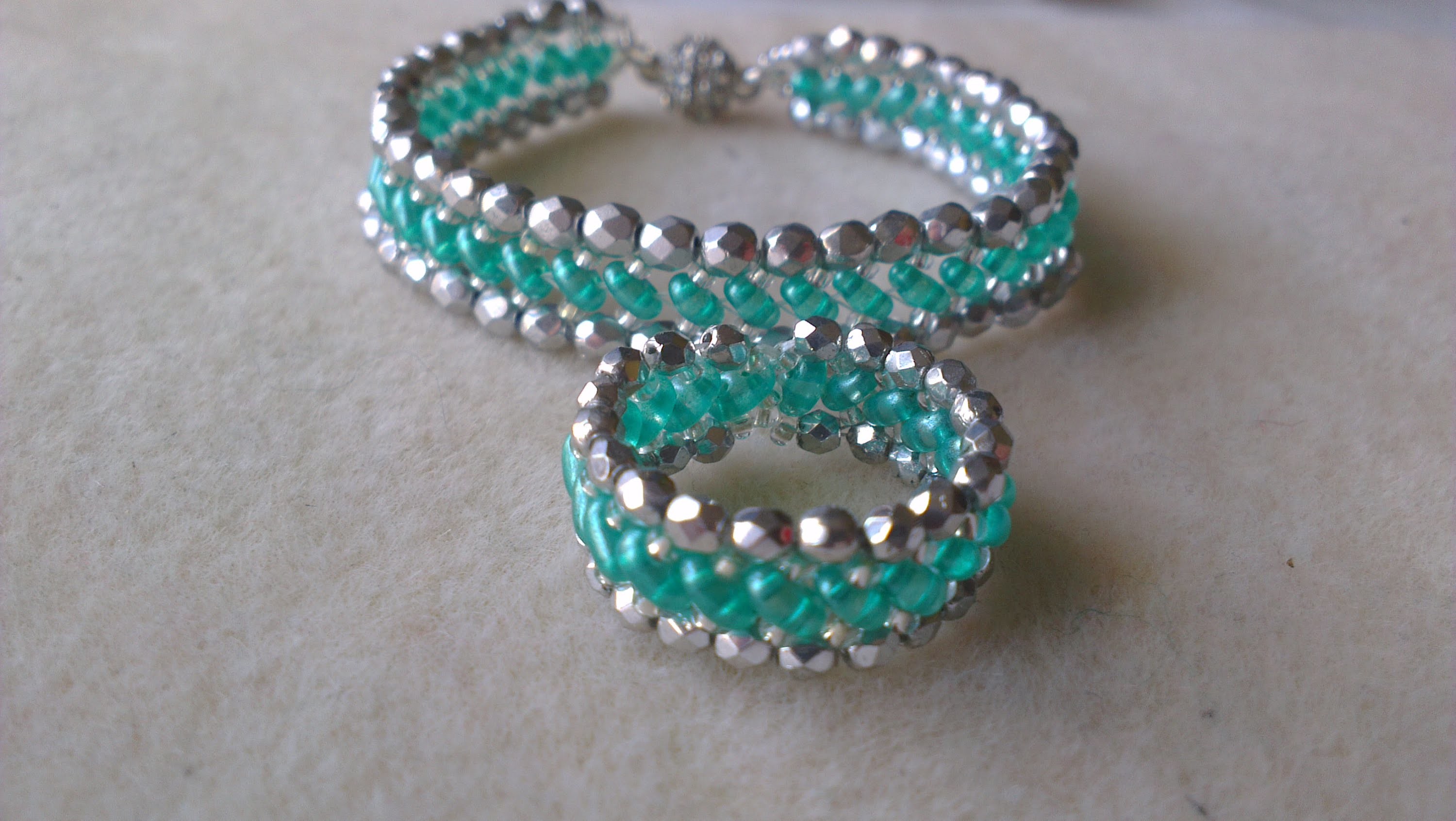 PULSERA Y ANILLO VERDE Y PLATA-BRACELET AND RING LIGHT EMERALD AND SILVER COLOR.