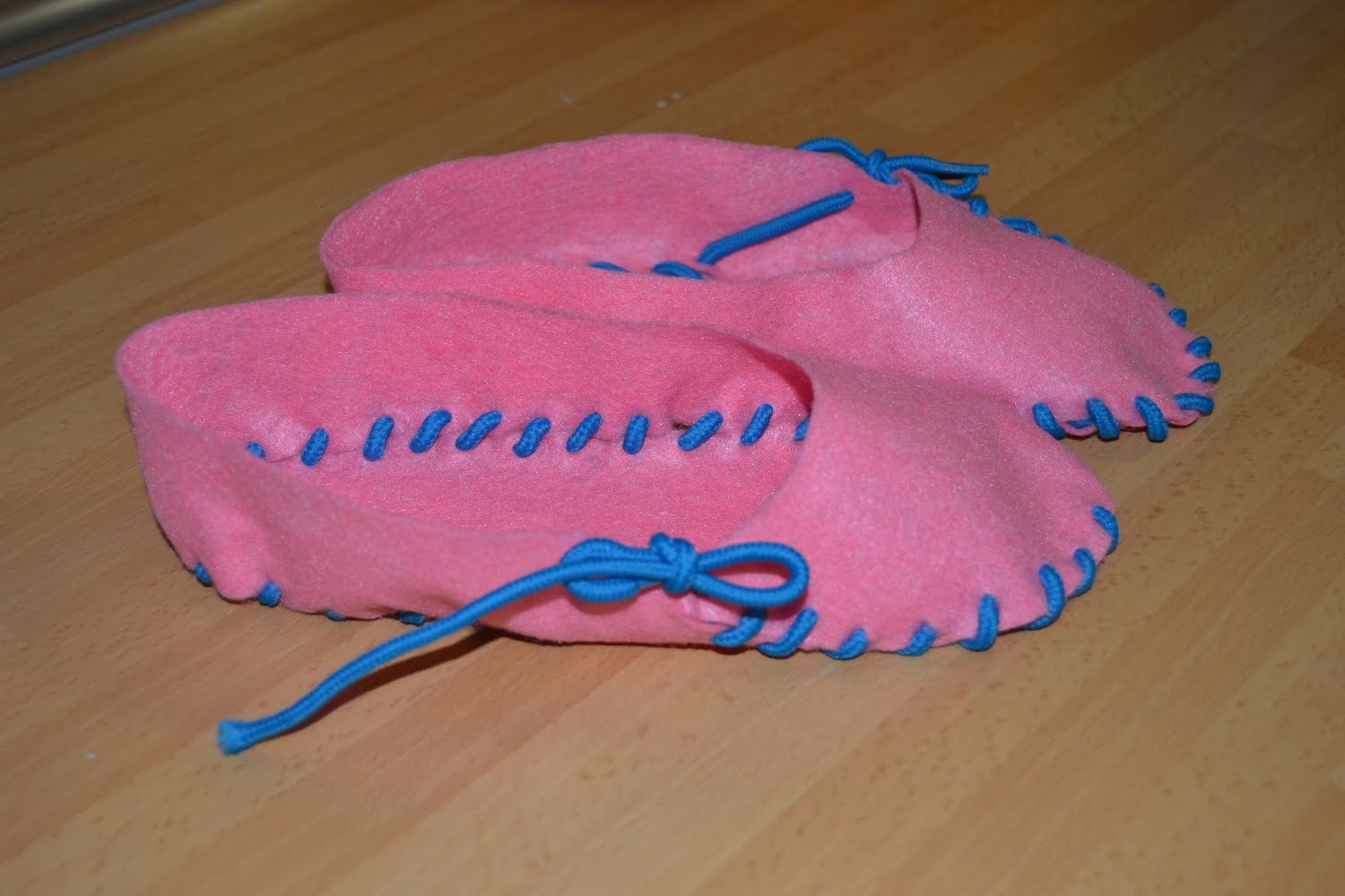 Cómo hacer unas zapatillas con fieltro | facilisimo.com