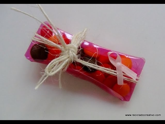 Cómo realizar una caja de regalo o bombonera con forma de almohada con una botella de plástico rosa