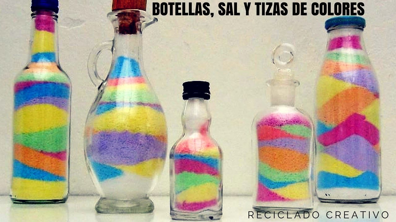 Manualidades con niños una botella de cristal con sal y tizas de colores