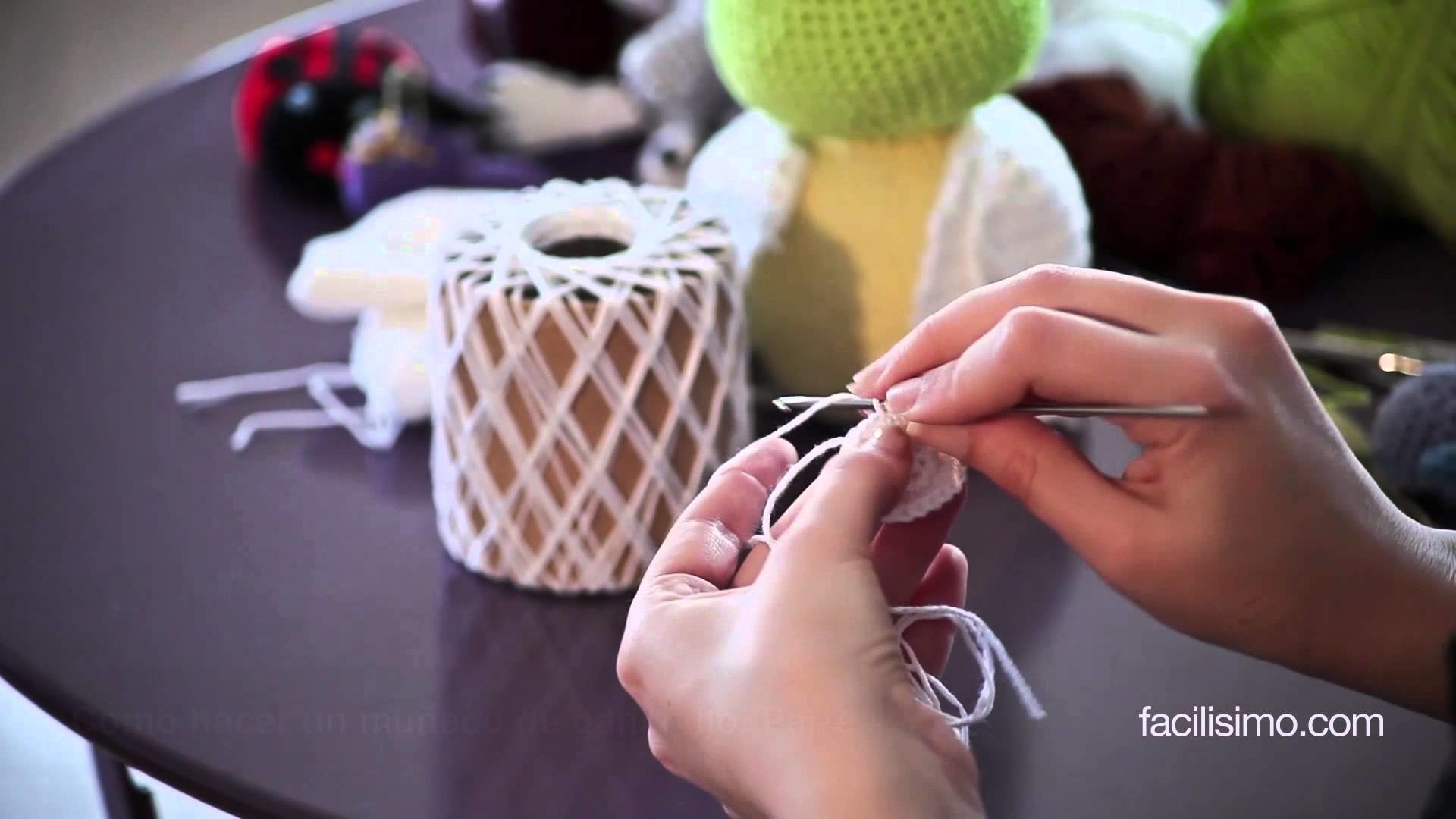 * Cómo hacer un muñeco de ganchillo (4 de 4) | facilisimo.com