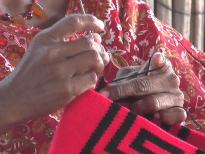 Videos etnográficos de Colombia  Mujer Wayúu tejiendo mochila