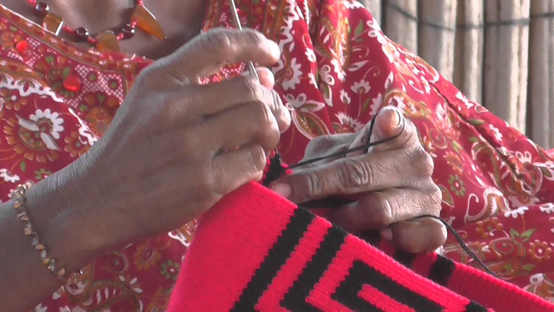 Videos etnográficos de Colombia  Mujer Wayúu tejiendo mochila