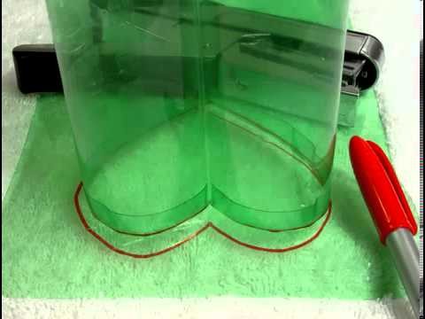 Caja en forma de corazón hecha con botellas de plastico