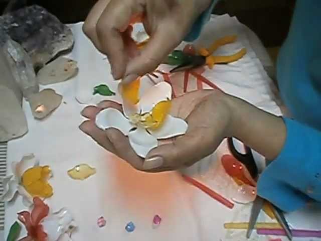 Como hacer flores con cucharitas de plástico