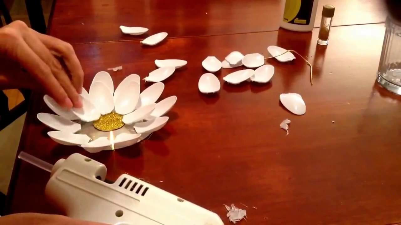 Como Hacer una Flor Con Cucharas de plastico
