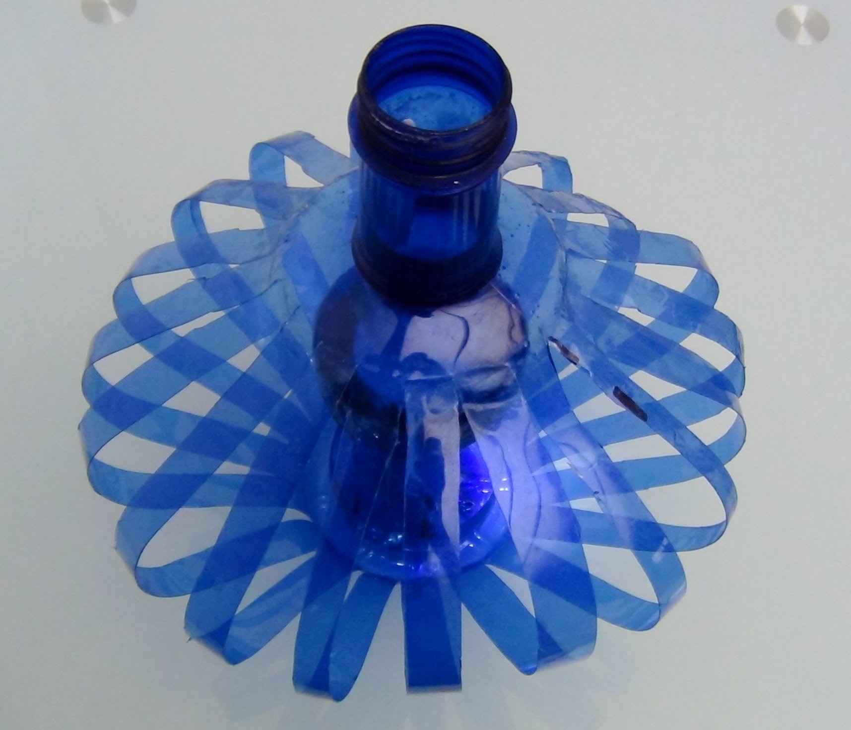 Cómo hacer una lámpara reciclando botellas de plástico - How to recycle plastic bottles