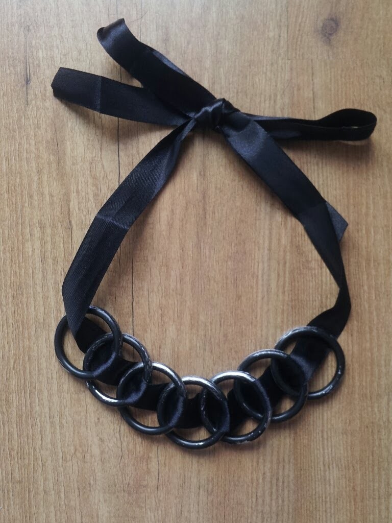 Cómo hacer un collar con anillas de cortina (DIY) | facilisimo.com