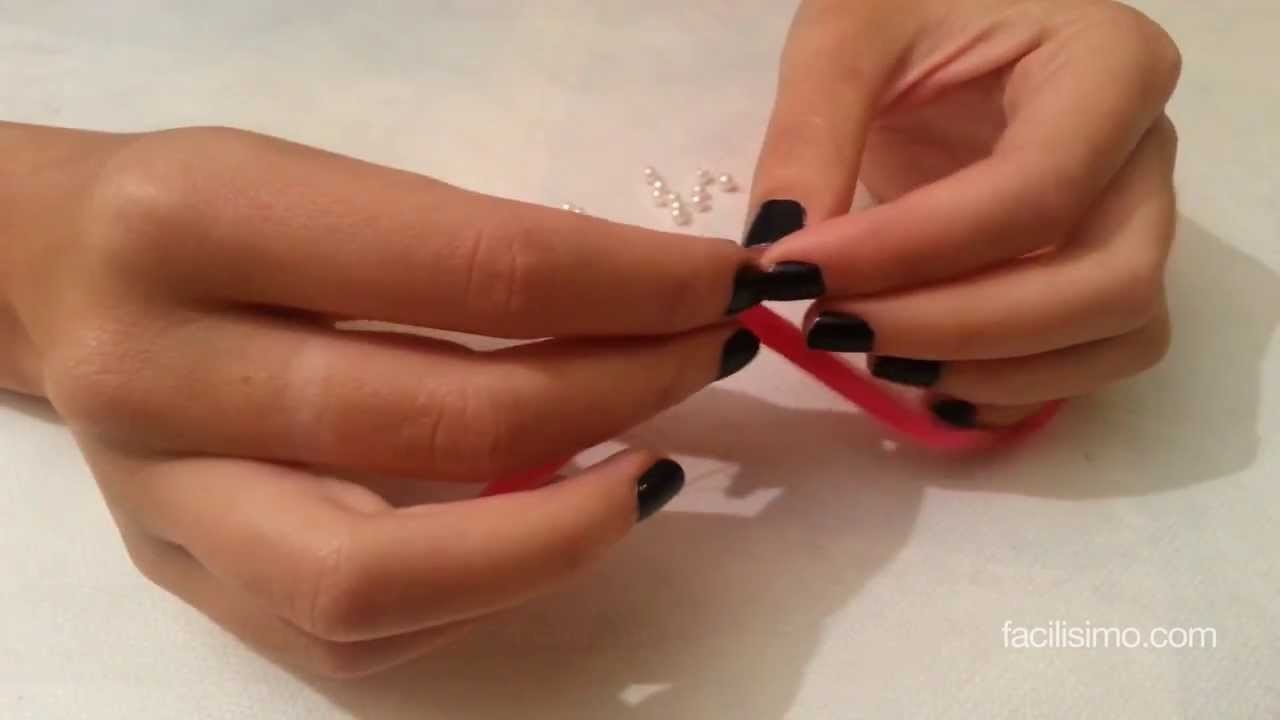 Cómo hacer una pulsera con cinta de raso y bolas | facilisimo.com