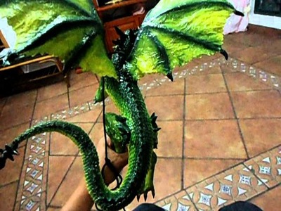 Dragon de papel mache verde