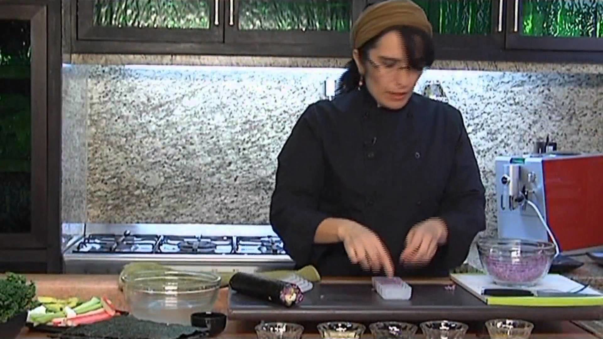 Chef Fabiola Picazo demuestra como elaborar sushi artístico