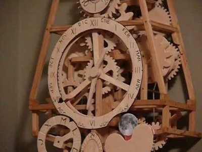 Reloj mecanico artesanal de madera con calendario y fases lunares