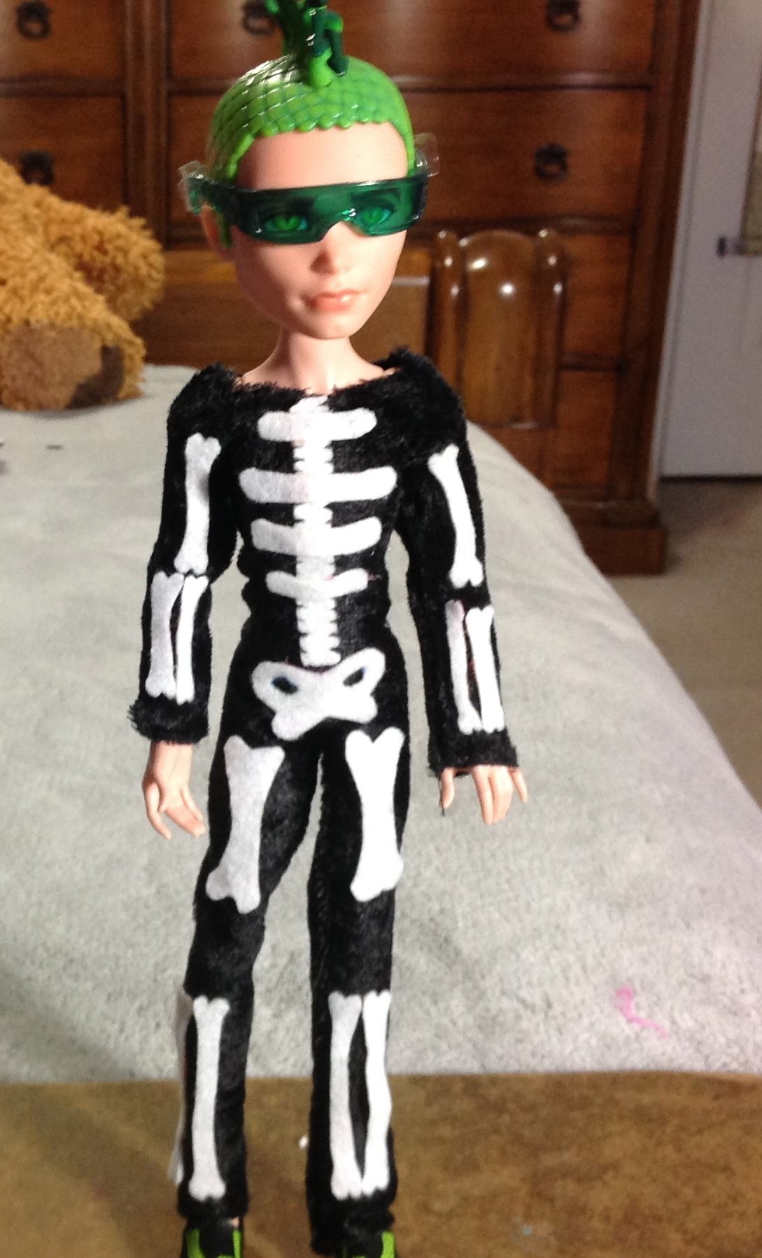 Como hacer un disfraz de esqueleto para tus muñecos.