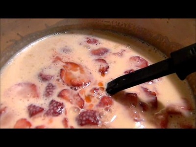Gelatina de leche condensada con fresas