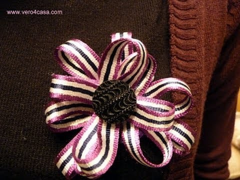 Broche de flor con cordón de zapatos y fieltro