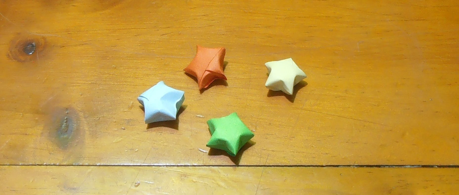 Cómo hacer pequeñas estrellas de la suerte con papel