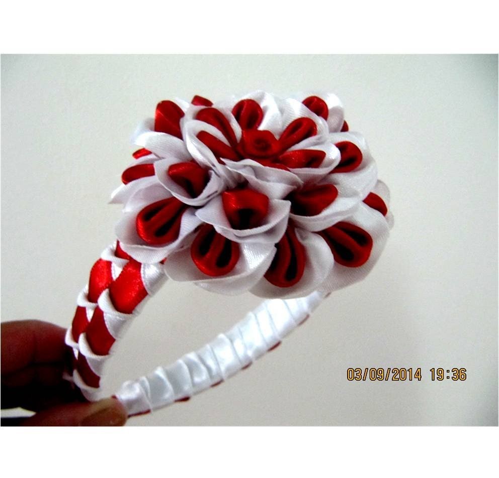 Flores blancas rojas en diademas con cuadros y relieves en cintas para el cabello