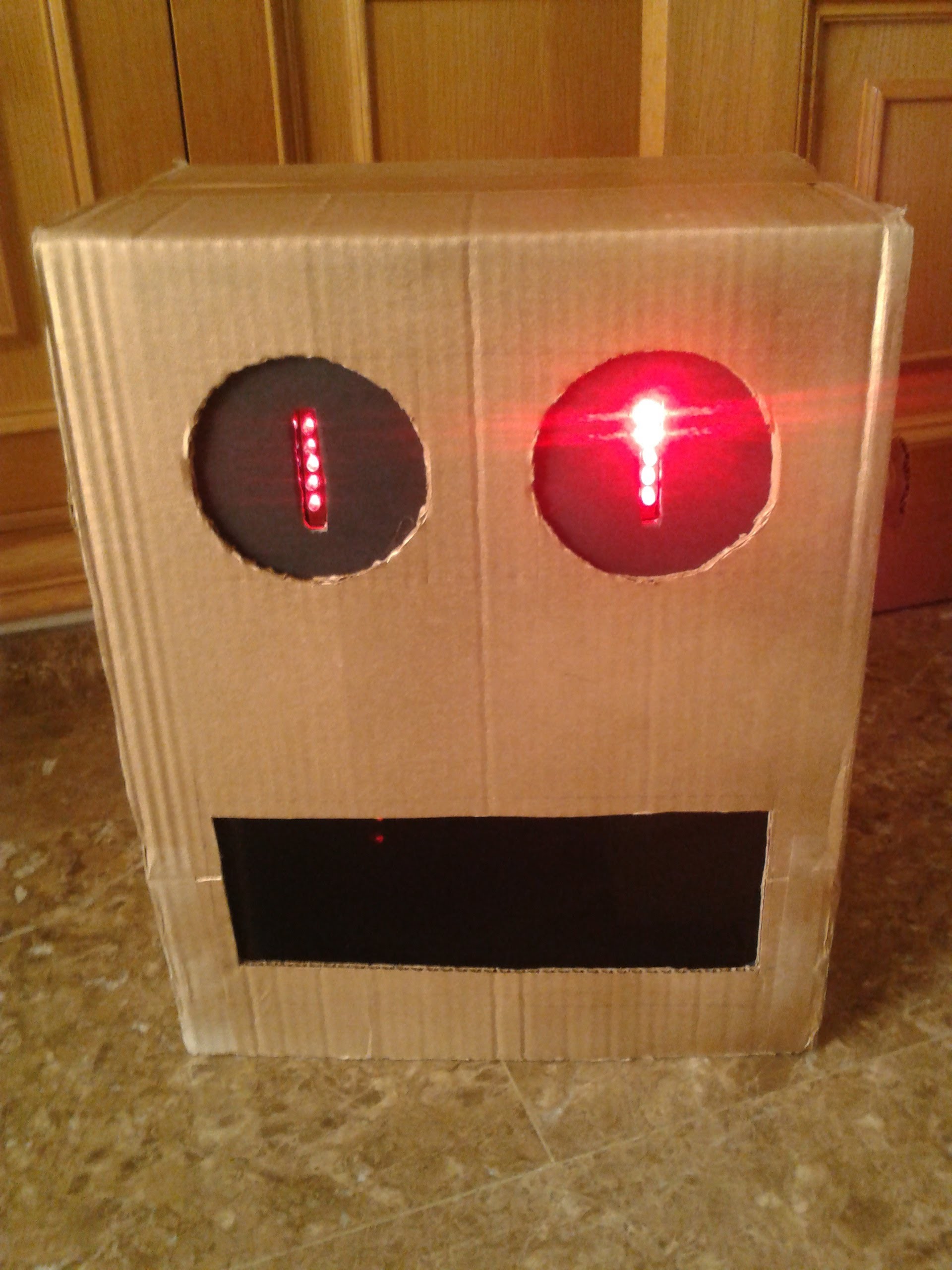 Tutorial para hacer tu propio robot de LMFAO (Party Rock) Fácil y Económico