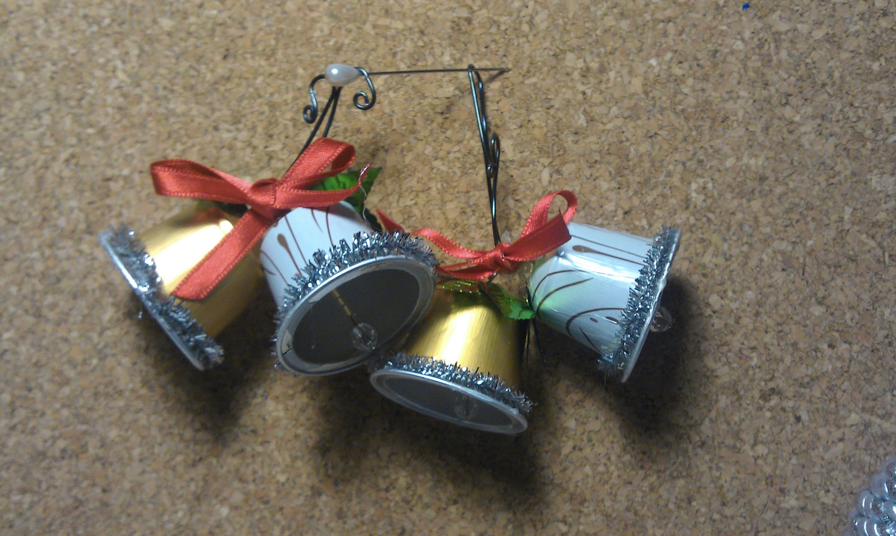 1º Adorno navideño, reciclando capsulas de cafe, unas campanas.recycling coffee capsules