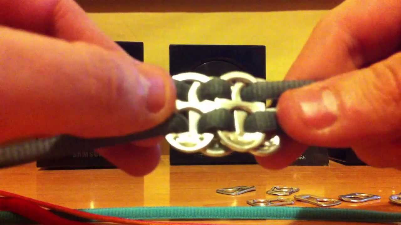 Como hacer una original pulsera con cordones y chapas - Manualidades