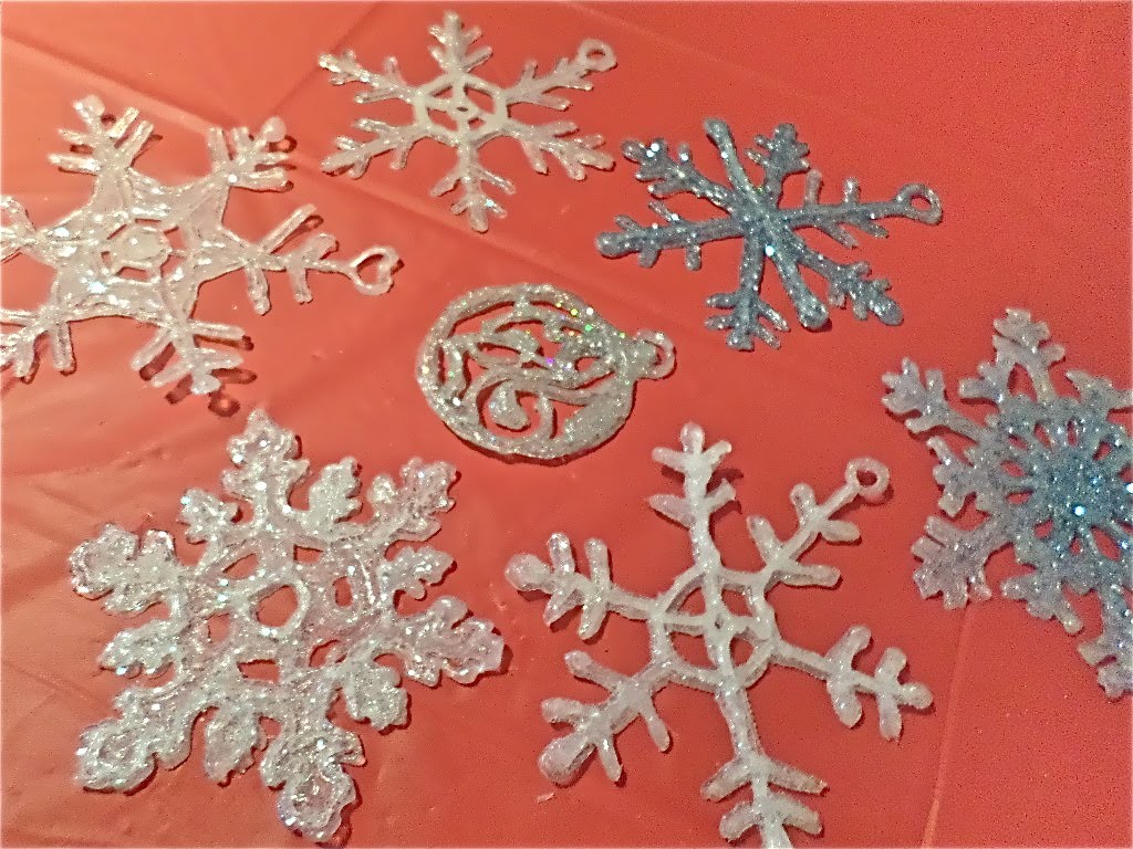 Copos de nieve con silicón caliente. Glue gun snowflakes