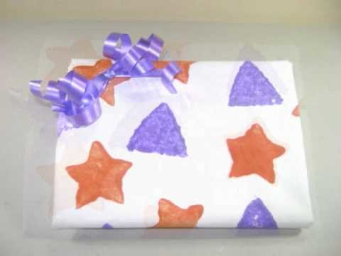 Cómo hacer papel de regalo con sellos de esponja