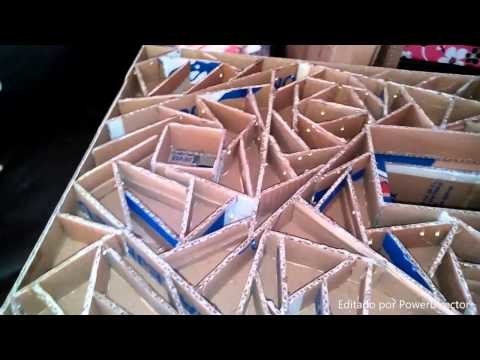 Mesa para aplicacion de uñas hecha de carton.