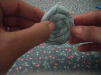 COMO HACER UNA FLOR DE TELA EN MENOS DE 3 MINUTOS - FACIL Y RAPIDO - how to make a fabric flower DIY