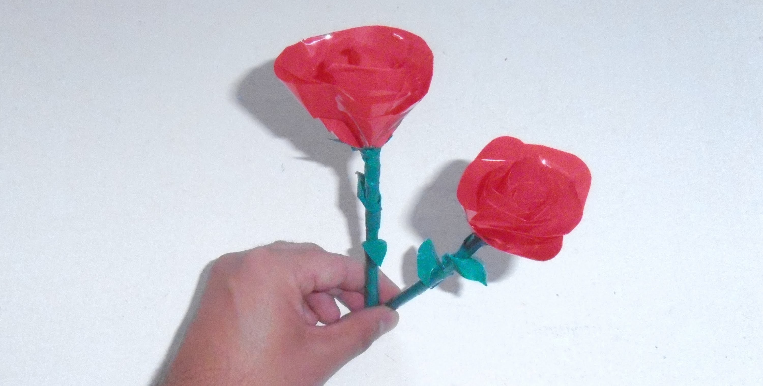 Como hacer una rosa con cinta adhesiva