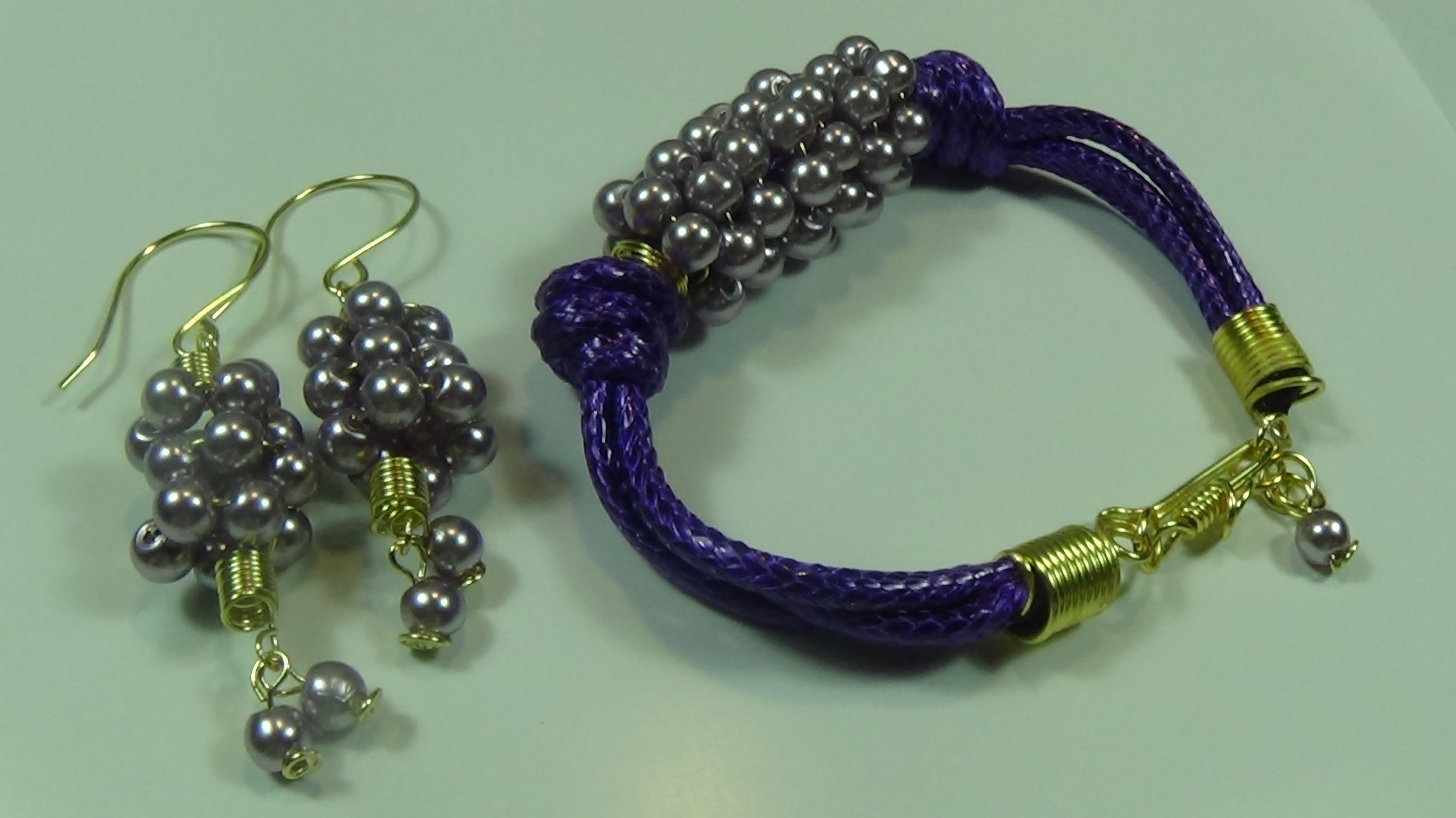 Pulsera con cuero y perlas color violeta