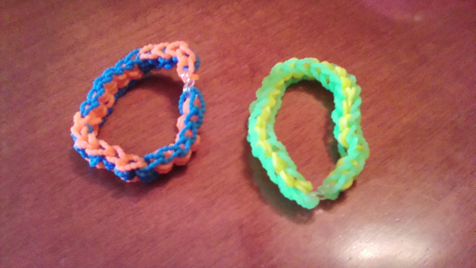Pulseras de gomitas con colores diferentes