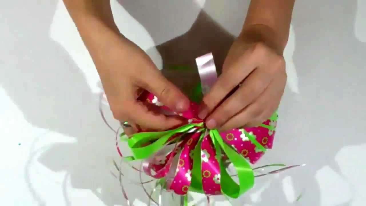 Como hacer un moño para un regalo de enamorados.facil-rapido.How to make a bow for a gift of love