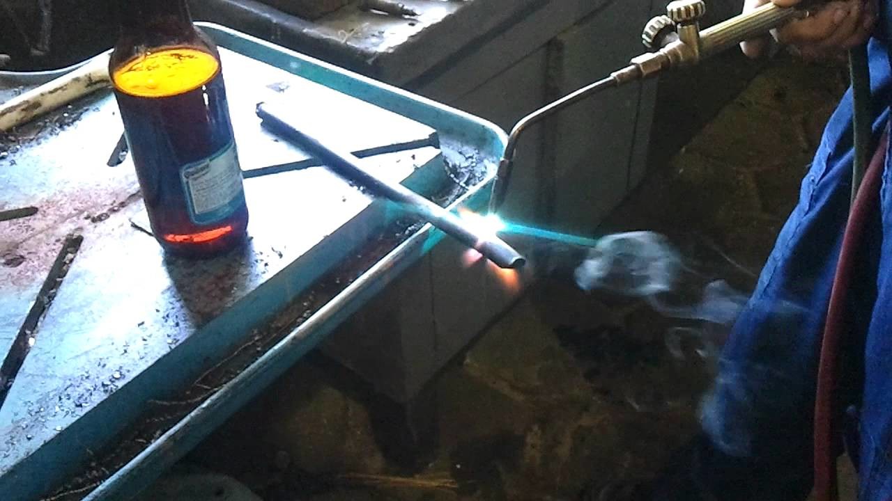 Cortando botella de vidrio con aceite 01
