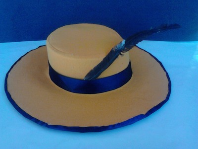 Sombrero amarillo de fieltro y carton