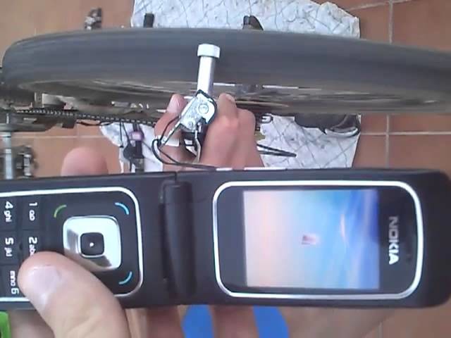Demostración de como cargar un móvil con el movimiento de la rueda de una bicicleta