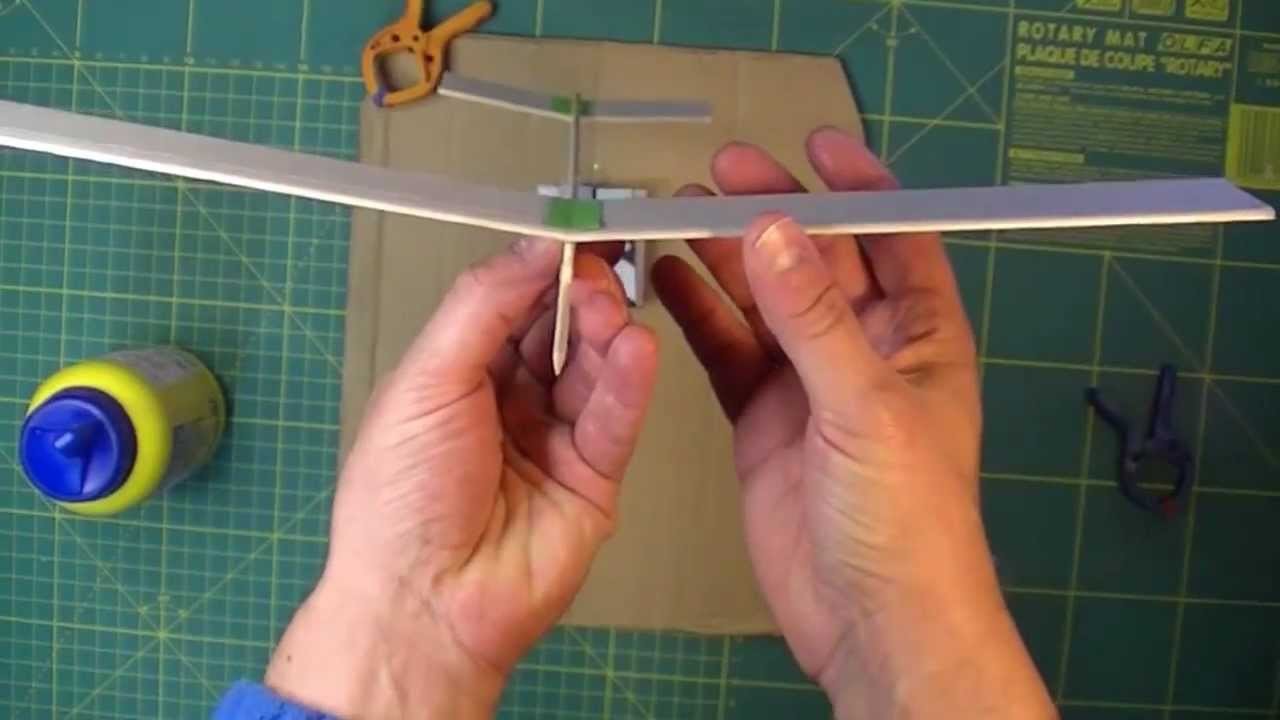 Cómo hacer un avión con madera de balsa utilizando cola como pegamento.