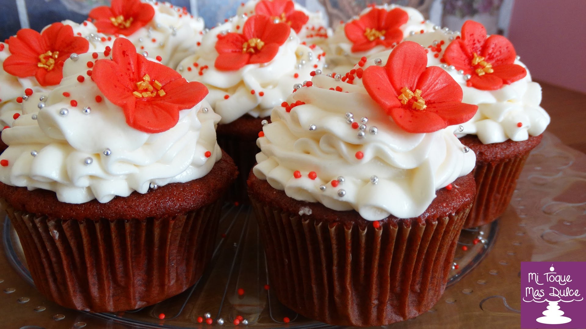 Cupcakes de red velvet con frosting de queso crema y vainilla