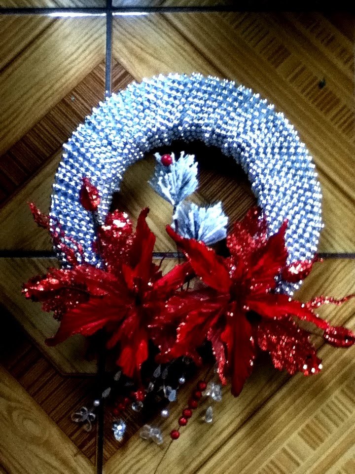 DIY corona navideña con perlas nochebuena  Christmas wreath