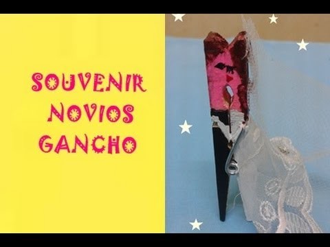 SOUVENIR NOVIOS CON GANCHO DE MADERA