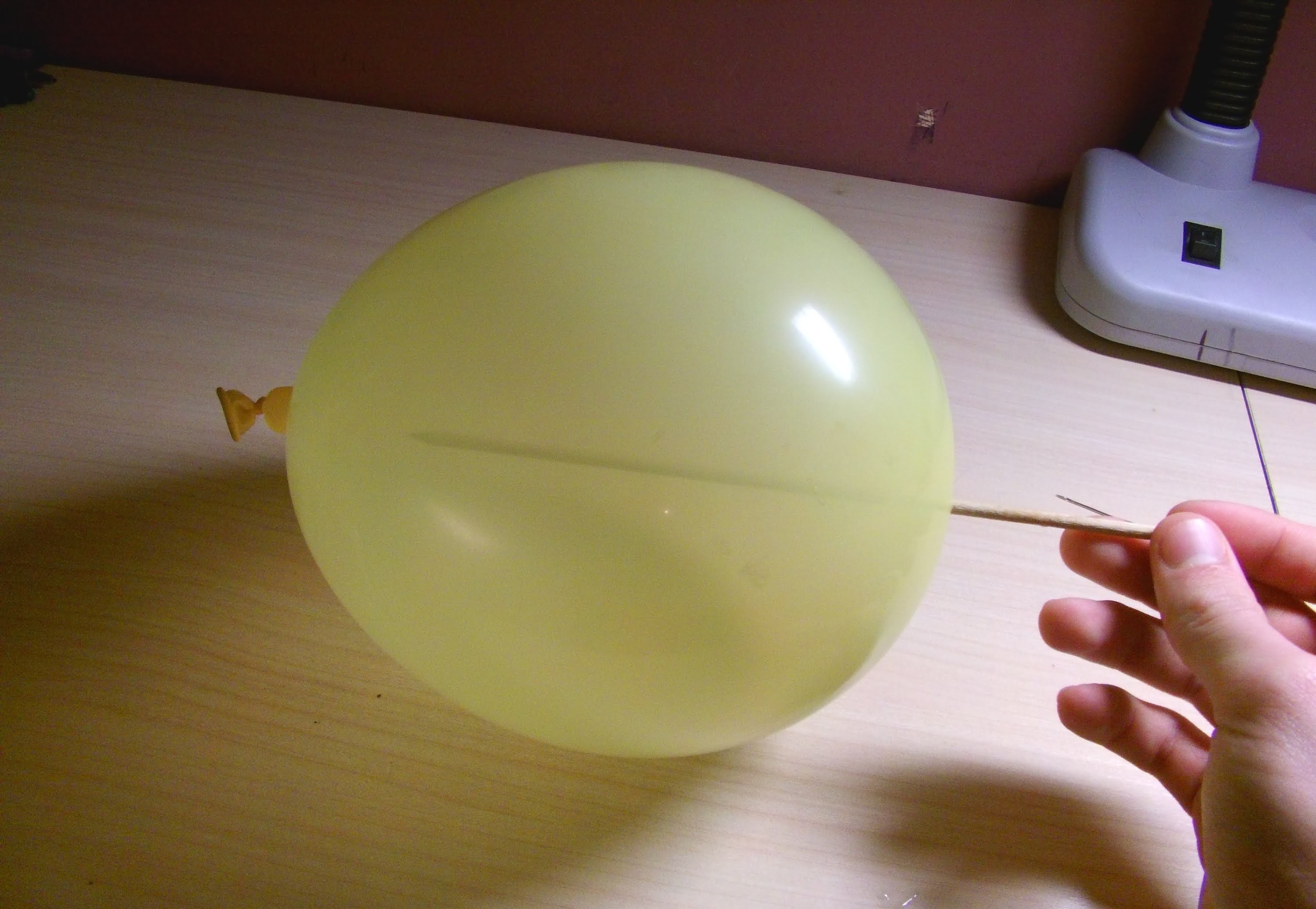 Como atravesar un globo con una brocheta sin que explote