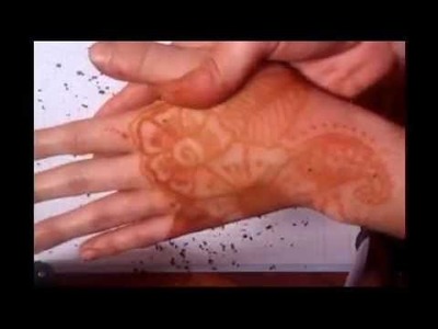 Cómo retirar la pasta de henna del tatuaje