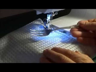 Cómo hacer pliegues en tela con un tenedor