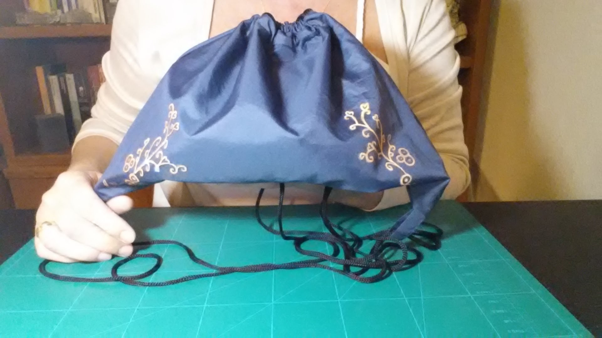 Cómo hacer una mochila con tela de paraguas  | facilisimo.com