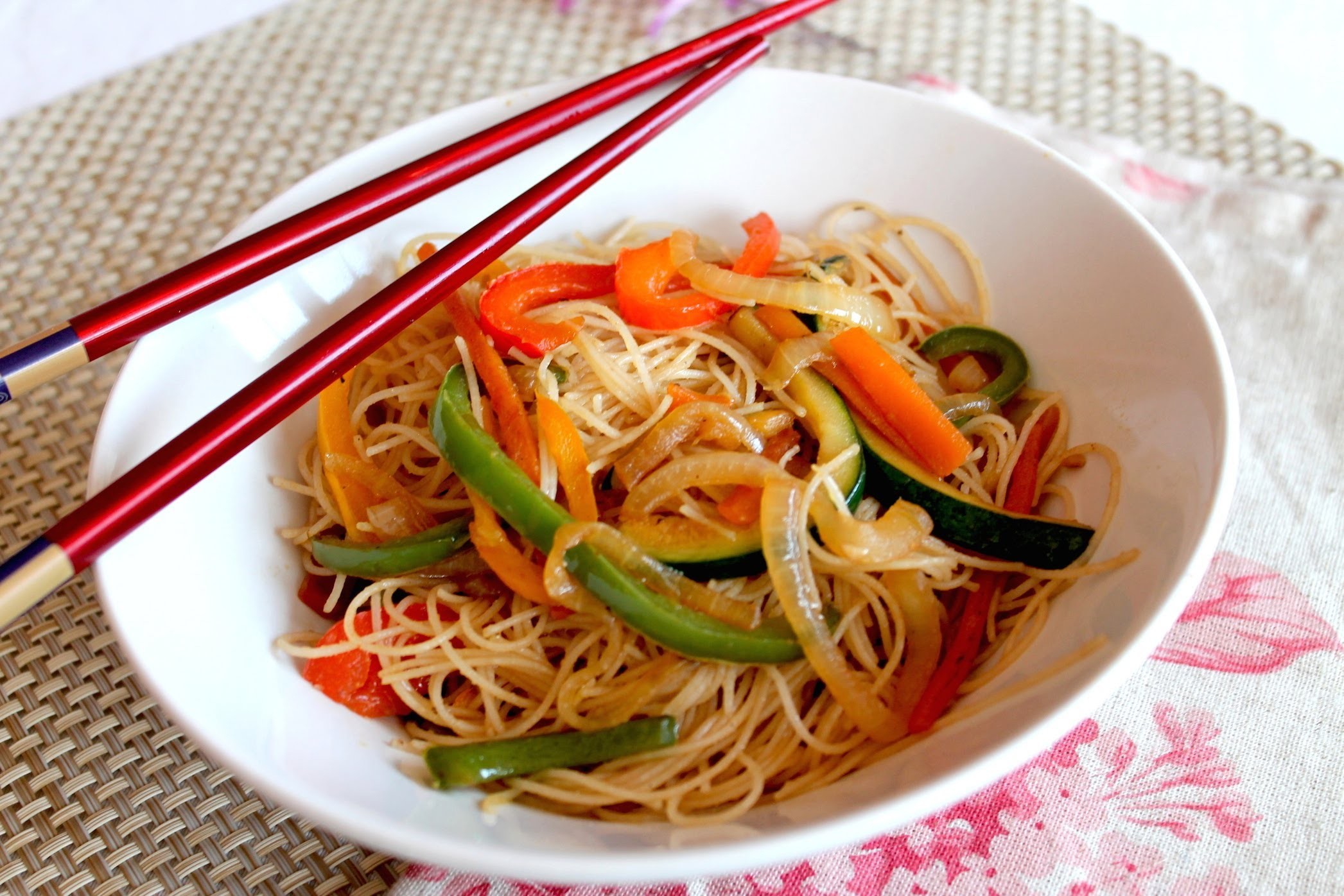 Wok de fideos de arroz chinos con verduras salteadas (Noodles veganos) 