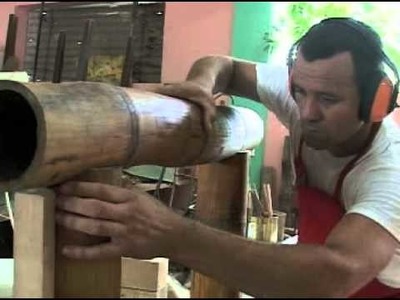 Guillermo Rodríguez artista cubano hace muebles con bambú en San José de las Lajas.Cuba.
