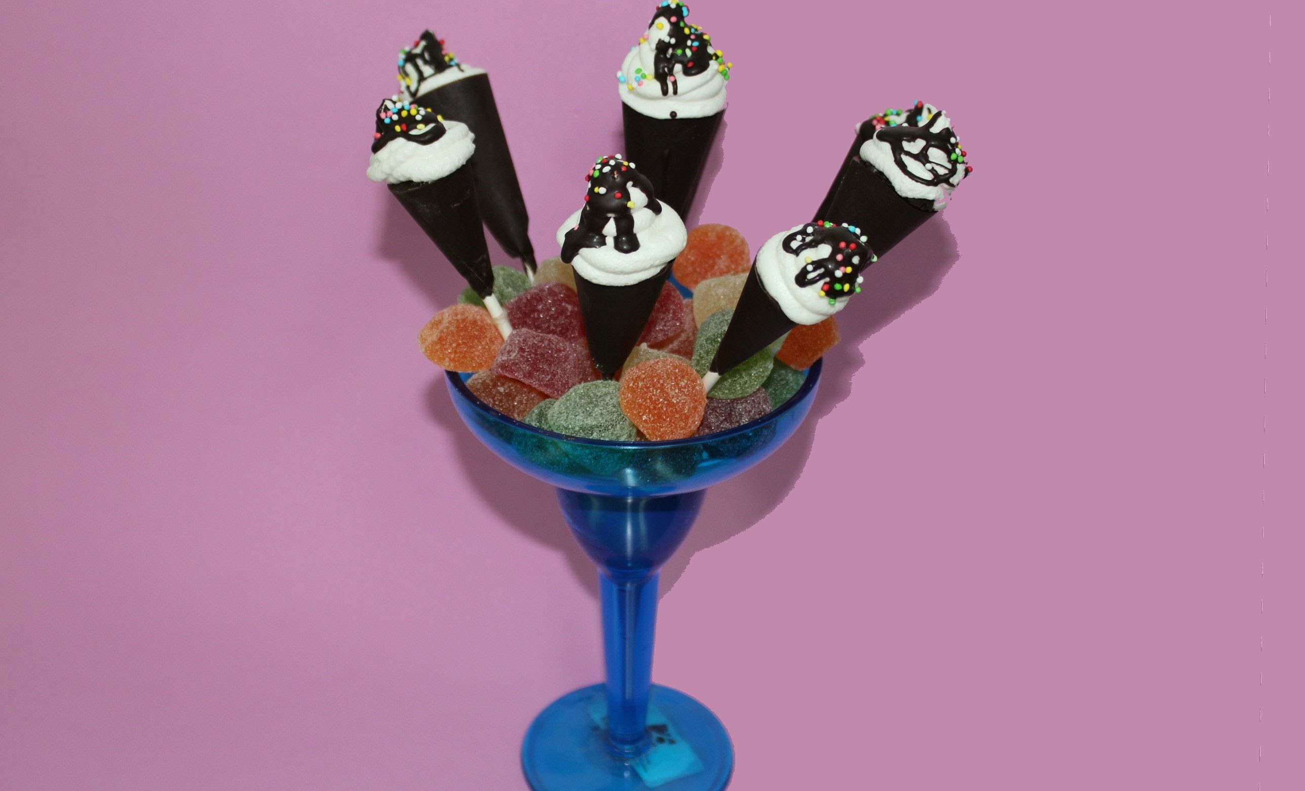 Cucuruchos de chocolate. chocolate ice cream cones