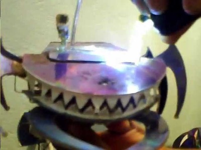 Robot y lampara hachos con CD
