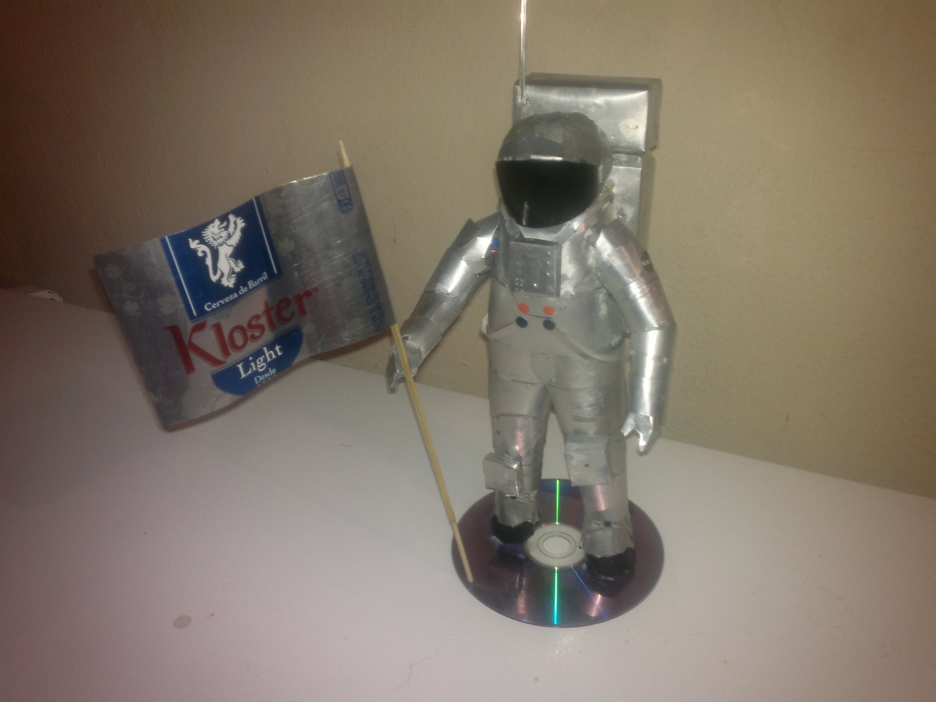 Astronauta hecho con latas de aluminio tutorial