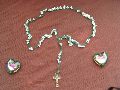 DIY Cómo hacer un rosario tejido con lentejuelas, precioso